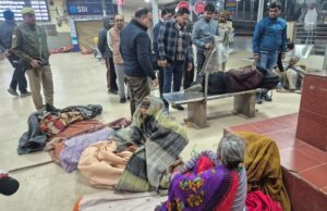 शीतलहर में राहत कार्यों की समीक्षा,जिलाधिकारी ने रैन बसेरों व अलाव का किया निरीक्षण