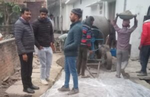 ईओ गोला ने सी सी रोड़ का किया निरीक्षण
