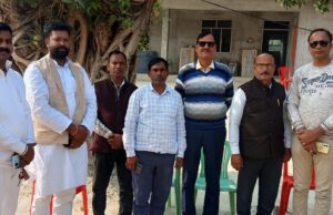 कांग्रेस जिलाध्यक्ष ने पत्रकार के पिता मृत्यु पर पहुंचे घर, दिया सांत्वना