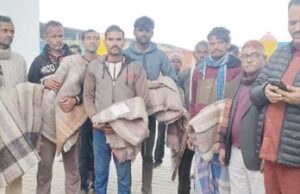 डीएम के निर्देश पर ठंड के दृष्टिगत गौशाला केयरटेकरों को बांटे गए कम्बल