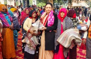 जरूरतमंदों को विधायक मोना ने बांटा कम्बल, चेहरे पर दिखा सकून