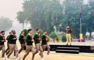 जौनपुर पुलिस लाइन में मंगलवार परेड,ैच् ब्प्ज्ल् आयुष श्रीवास्तव ने ली सलामी दौड़ व ड्रिल से जवानों में भरा जोश, विभिन्न शाखाओं का किया निरीक्षण