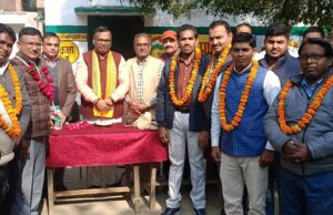 एस आई आर का शत प्रतिशत कार्य पूरा करने वाले बी एल ओ को भाजपा जिलाअध्यक्ष ने किया सम्मानित