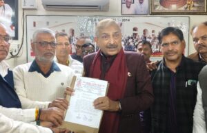 सांसद प्रमोद तिवारी से मिले प्राथमिक शिक्षक, सौपा ज्ञापन