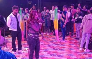 अक्षरा सिंह की अदा पर दर्शक फिदा, कड़ाके की सर्दी भी फीका नहीं कर सकी उत्साह