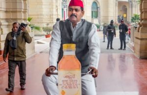 सपा विधानपरिषद सदस्य आशुतोष सिन्हा ने जहरीली कफ सिरप से हुई मौत पर जताया विरोध