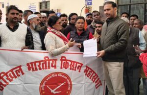 पूर्व विधायक पुत्र संजीव मुन्ना की गिरफ्तारी के विरोध में नारेबाजी कर, सौपा ज्ञापन