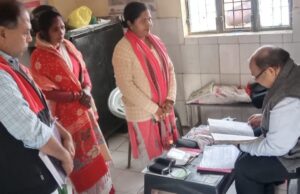 सीएचसी मितौली के औचक निरीक्षण के दौरान अनुपस्थित मिले डॉक्टर, जाले लगे मिलने पर लैब टेक्नीशियन को लगी फटकार