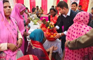ताज मल्लहन में चौपाल लगाकर सुनी ग्रामीणों से सीधा संवाद