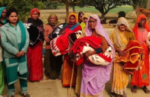 बाल वृद्ध नारी कल्याण समिति ने महिलाओं और वृद्धों को शाल और कम्बल वितरण किया