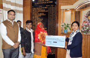 डीएम दुर्गा शक्ति नागपाल की पहल से मिला सहारा, दिवंगत श्रमिक पृथ्वीपाल के परिवार को 12.93 लाख की सहायता