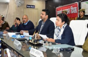 सम्पूर्ण समाधान दिवस : डीएम ने फरियादियो की सुनी समस्याएं, दिए निस्तारण के निर्देश