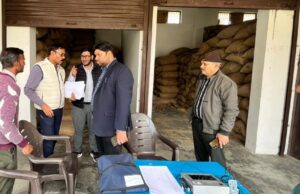 धान क्रय केंद्रों पर एडीएम का औचक निरीक्षण, लापरवाही पर नोटिस; किसानों को दिलाया भरोसा