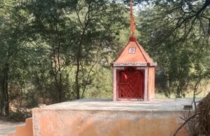 हनुमान मंदिर के सामने फैलाते है गंदगी