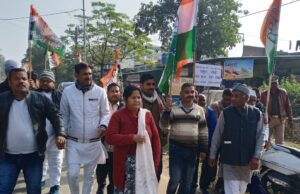 कांग्रेसियों ने भाजपा कार्यालय की तरफ सरकार विरोधी नारेबाजी करते हुए कूच किया भाजपा कार्यालय का घेराव कर प्रदर्शन किया