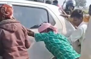 बस-कार की टक्कर:कटहा गांव के पास हुआ हादसा, कार सवार लोग बाल-बाल बचे