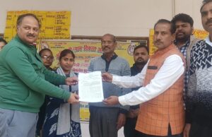 ग्राम पंचायत अधिकारियों ने खंड विकास अधिकारी द्वारा मुख्यमंत्री को संबोधित ज्ञापन सौंपा
