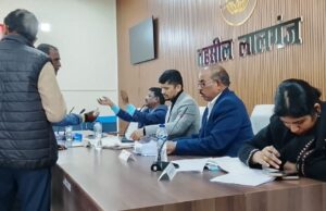 समाधान दिवस पर एडीएम एवं ज्वाइंट मजिस्ट्रेट ने सुनी फरियादियों की फरियाद