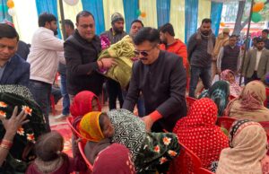 सुशासन सप्ताह में जिलाधिकारी ने वनवासी परिवारों को बांटे कंबल