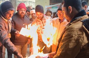 विरोध प्रदर्शन के दौरान बिजली आउटसोर्स कर्मचारियों द्वारा 29 नवम्बर 2025 के समझौते पत्र का दहन किया गया