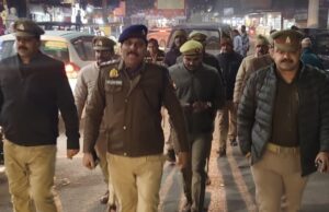 आगामी नववर्ष के तहत पुलिस क्षेत्राधिकारी गोला ने की पैदल गस्त