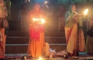 पूर्णिमा पर ओमघाट में हुई गंगा आरती, श्रद्धालुओं ने दीपदान कर लिया स्वच्छता का संकल्प