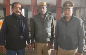 जेब में रखते समय पचास हजार गिरा हुआ पैसा वापस पाकर पीड़ित ने जताई खुशी