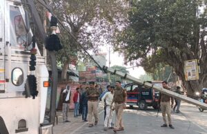ट्रक की टक्कर से बिजली का पोल ध्वस्त, यातायात हुआ प्रभावित