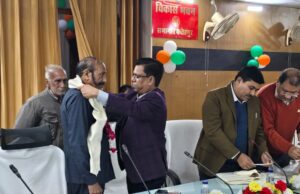 विकास भवन सभागार में पेंशनर दिवस का आयोजन, वरिष्ठ पेंशनरों का किया गया सम्मान