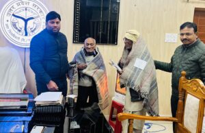 शीतलहर में एडीएम का मैदानी मोर्चा, अलाव से रैन बसेरों तक लिया हाल, जरूरतमंदों को बांटे कंबल