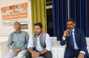 मण्डलायुक्त ने ग्राम पंचायत हनुमान पड़रा में ग्रामीणो की सुनी समस्याएं