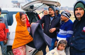 गरीब झोपड़ियों में युवा विकास समिति ने बांटे कंबल व जैकेट