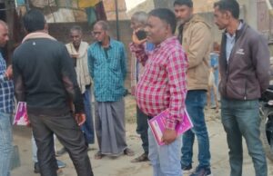 ग्रामीणों को बिजली छूट योजना समझा रहे जेई पीयूष कुमार