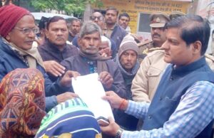 ठगी पीड़ित जमाकर्ता परिवार ने प्रदर्शन कर डीएम को सौंपा ज्ञापन