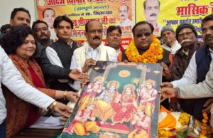 आदर्श व्यापार मंडल गर्ग गुट की बैठक में भाजपा जिलाध्यक्ष अन्नू श्रीवास्तव का भव्य स्वागत