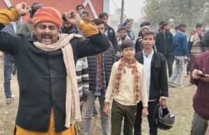चर्च में धर्मांतरण के आरोप पर फतेहपुर में हंगामा, बजरंग दल का जोरदार प्रदर्शन
