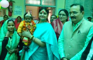 राज्य महिला आयोग की अध्यक्ष बबीता सिंह चौहान ने कन्या जन्मोत्सव में नवजातों को दिया आशीर्वाद