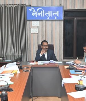 लक्ष्य के अनुरूप राजस्व वसूली हो, कम वसूली करने वाले अमीनों का वेतन रोका जाए:जिलाधिकारी