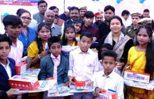 दिव्यांग दिवस पर DM दुर्गा शक्ति नागपाल की सौगात : मूक-बधिर विद्यालय को मिलीं नई बेंचें, खिल उठे नन्हे चेहरे