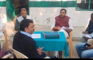 ब्लाक प्रमुख प्रतिनिधि ने एस आई आर फार्म को लेकर ग्रामीणों से रूबरू हुए