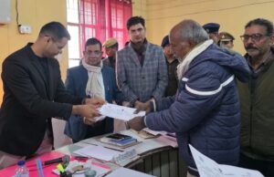 76 पट्टाधारकों को डीएम ने सौंपा खतौनी