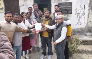 डोंगल जमा कर ऑनलाइन हाजिरी का विरोध जताया