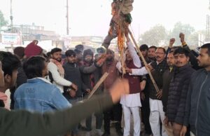 बांग्लादेश में हिंदुओं की हत्या घटना पर स्थानीय हिंदुओं ने पुतला दहन कर जमकर लगाए नारे मुर्दाबाद