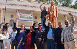 रायपुर में मनुस्मृति दहन दिवस मनाया, मनुस्मृति को जलाया