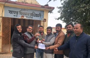 ऑनलाइन उपस्थिति व गैर-विभागीय काम के विरोध में ग्राम सचिवों ने जमा किए डोंगल