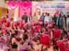 विद्यालय में निःशुल्क स्वेटर वितरण, बच्चों के चेहरे खिले