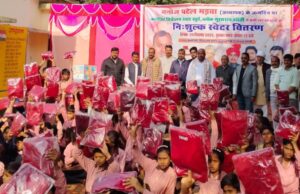 विद्यालय में निःशुल्क स्वेटर वितरण, बच्चों के चेहरे खिले