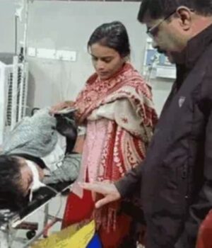 भाई को इलाज में लापरवाही के चलते युवती ने पिया शैंपू युवती अस्पताल में भर्ती