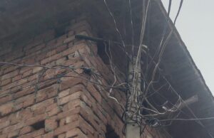 बिजली के खंभे पर निकले तार से दुर्घटना की आशंका