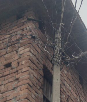 बिजली के खंभे पर निकले तार से दुर्घटना की आशंका